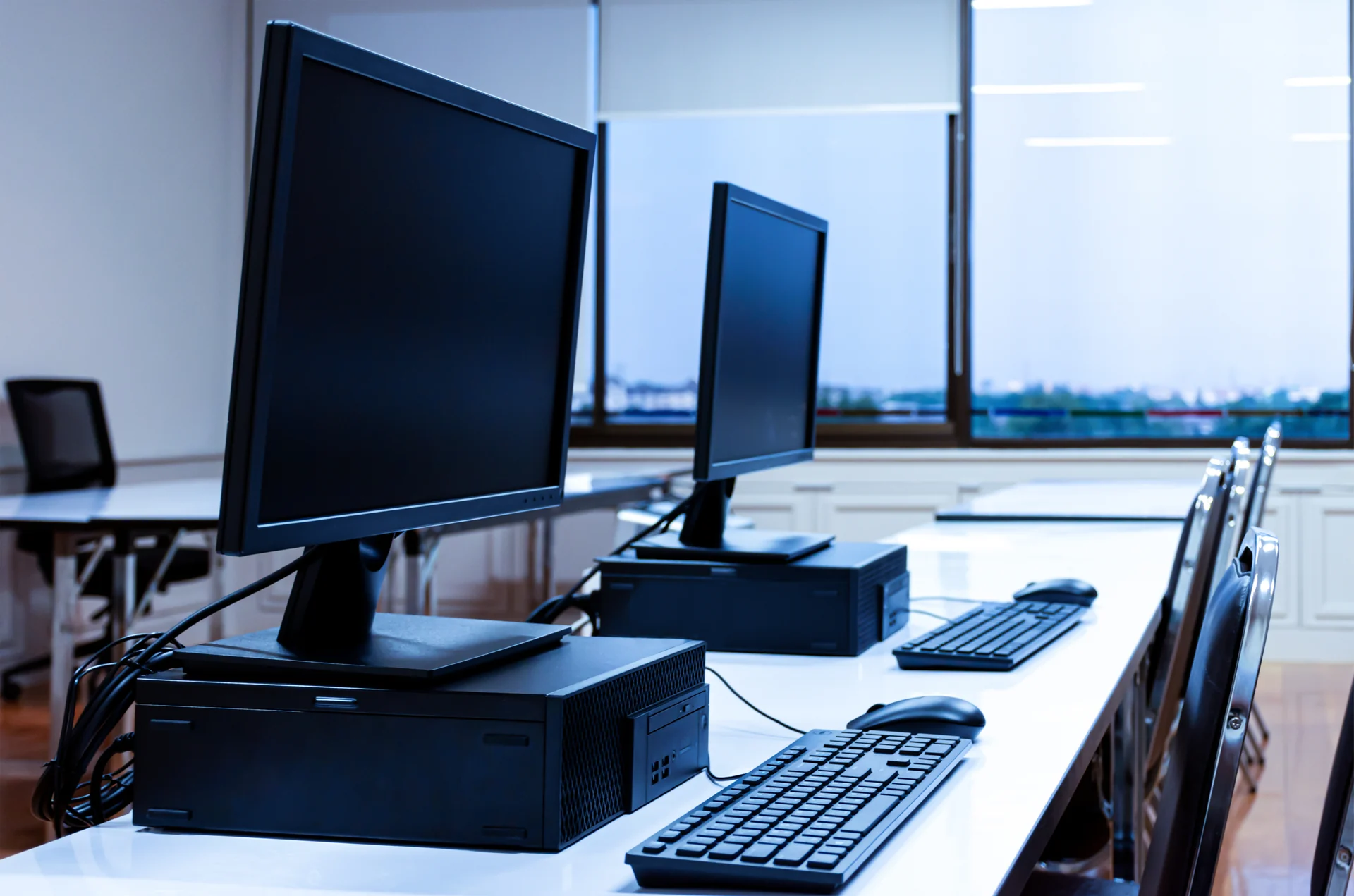 Monitores em ambiente de trabalho